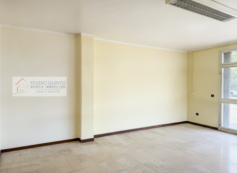 Su strada di forte passaggio, vicino al centro del paese e ai servizi, proponiamo due locali ad u...