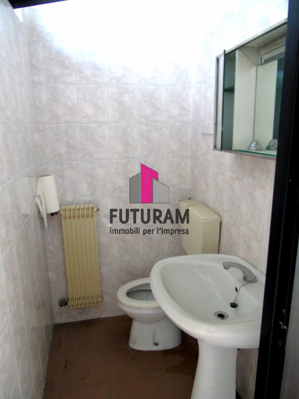 MONTEVIALE RIF.4159MAT-ST - T. 3403358378 - 0444/310220

Proponiamo negozio open space,molto lumi...