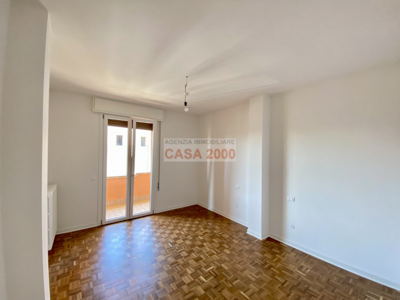 Situato nel cuore del centro storico di Camposampiero, questo splendido appartamento pentalocale ...