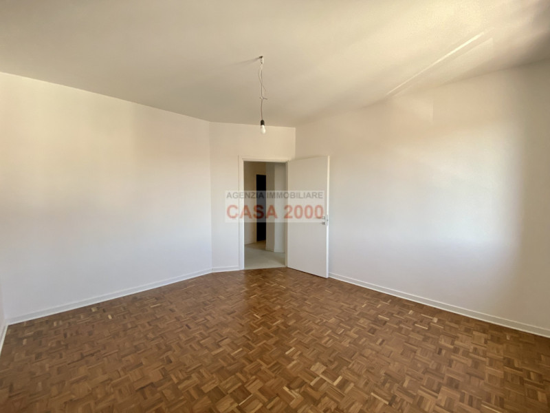 Situato nel cuore del centro storico di Camposampiero, questo splendido appartamento pentalocale ...