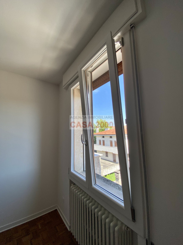 Situato nel cuore del centro storico di Camposampiero, questo splendido appartamento pentalocale ...