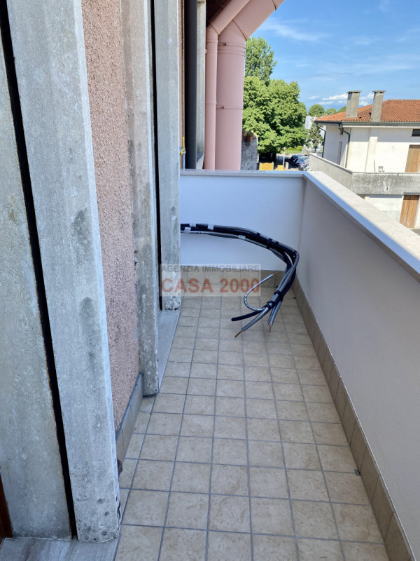 Situato nel cuore del centro storico di Camposampiero, questo splendido appartamento pentalocale ...