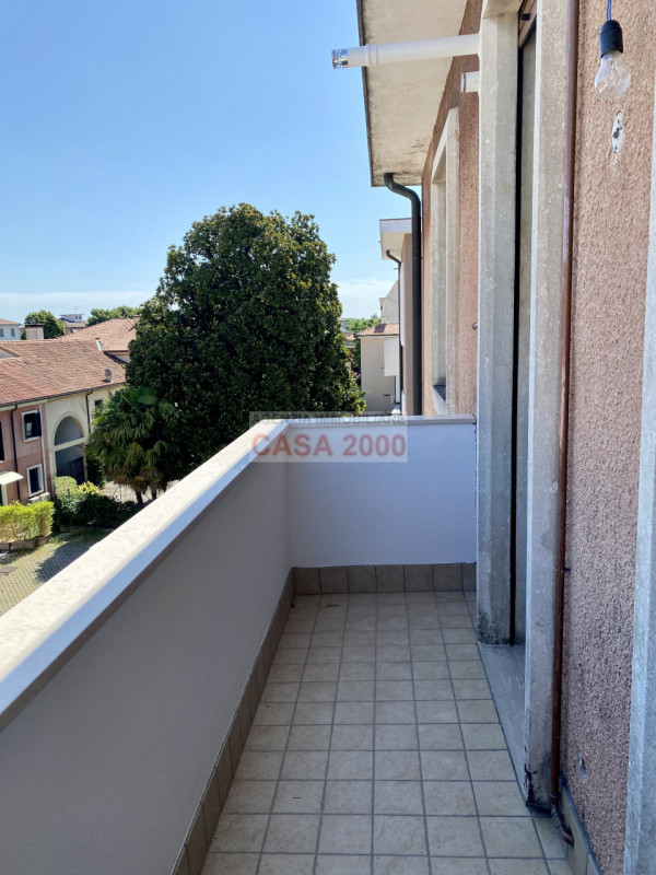 Situato nel cuore del centro storico di Camposampiero, questo splendido appartamento pentalocale ...