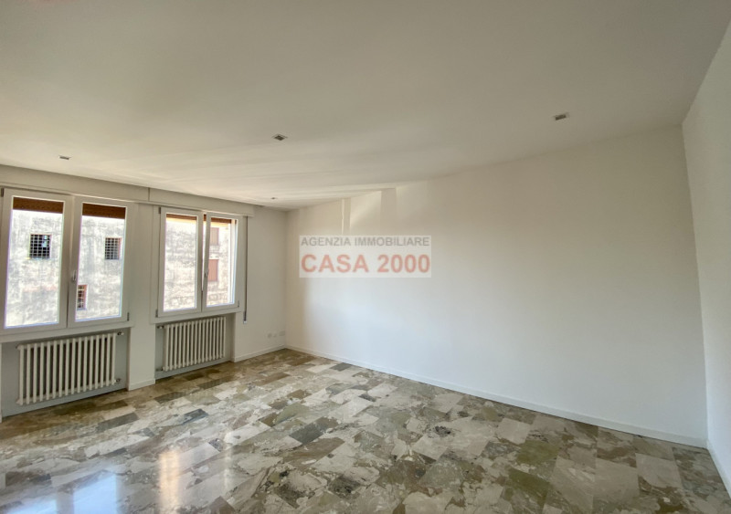Situato nel cuore del centro storico di Camposampiero, questo splendido appartamento pentalocale ...