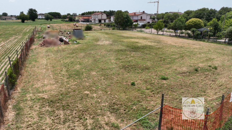 Rif. T38 - Proponiamo terreno edificabile di totali 2889 mq. circa. Il lotto dalle generose metra...