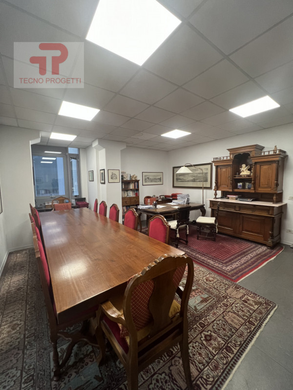 Proponiamo in vendita un elegante e luminoso ufficio di circa 164 mq, situato nella zona industri...
