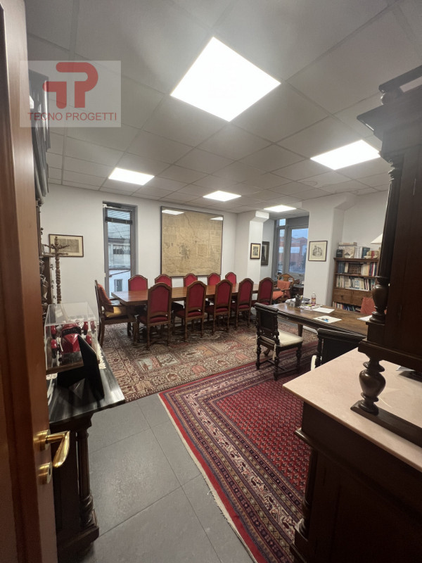 Proponiamo in vendita un elegante e luminoso ufficio di circa 164 mq, situato nella zona industri...