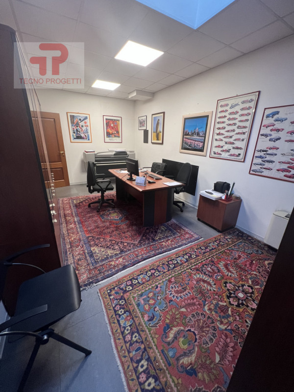 Proponiamo in vendita un elegante e luminoso ufficio di circa 164 mq, situato nella zona industri...