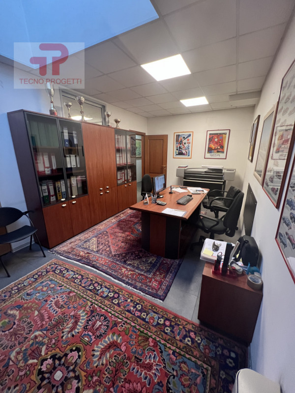 Proponiamo in vendita un elegante e luminoso ufficio di circa 164 mq, situato nella zona industri...