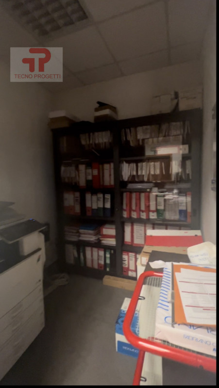 Proponiamo in vendita un elegante e luminoso ufficio di circa 164 mq, situato nella zona industri...