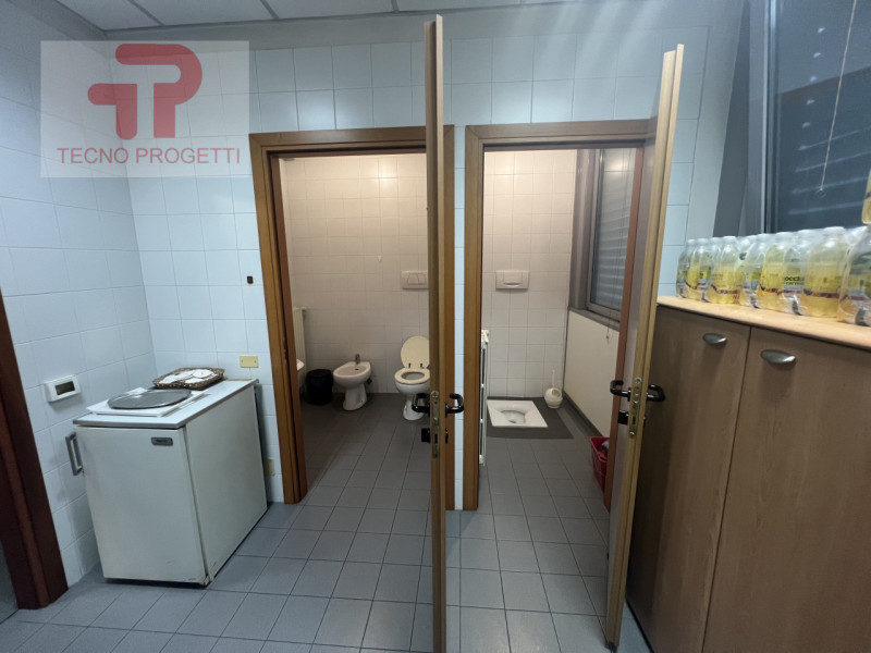 Proponiamo in vendita un elegante e luminoso ufficio di circa 164 mq, situato nella zona industri...
