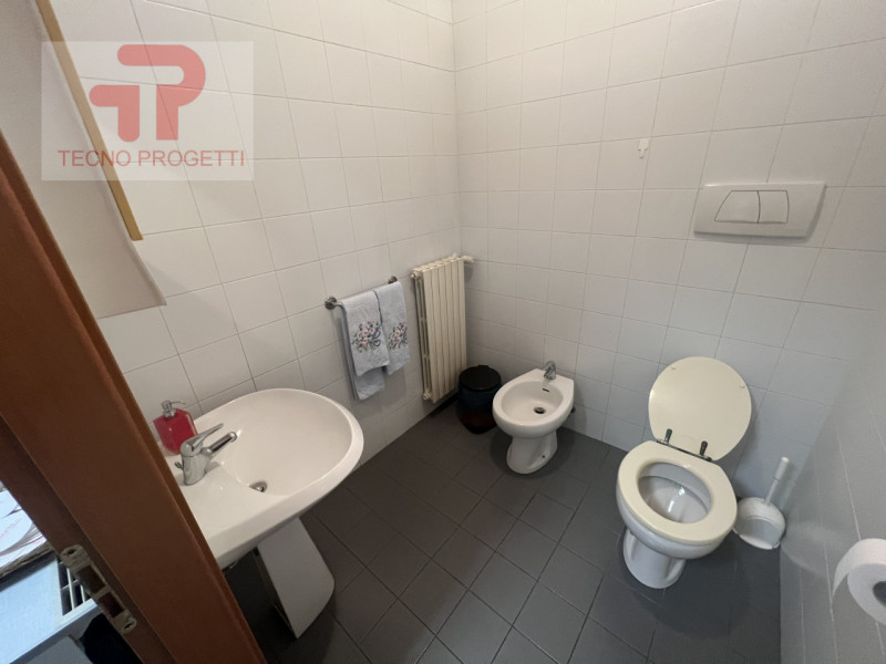 Proponiamo in vendita un elegante e luminoso ufficio di circa 164 mq, situato nella zona industri...