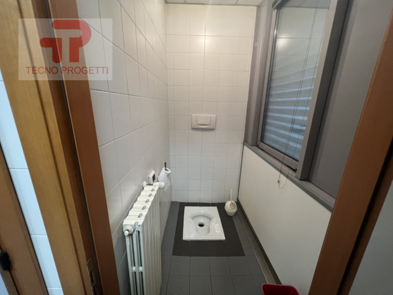 Proponiamo in vendita un elegante e luminoso ufficio di circa 164 mq, situato nella zona industri...