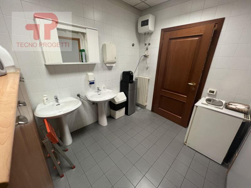 Proponiamo in vendita un elegante e luminoso ufficio di circa 164 mq, situato nella zona industri...