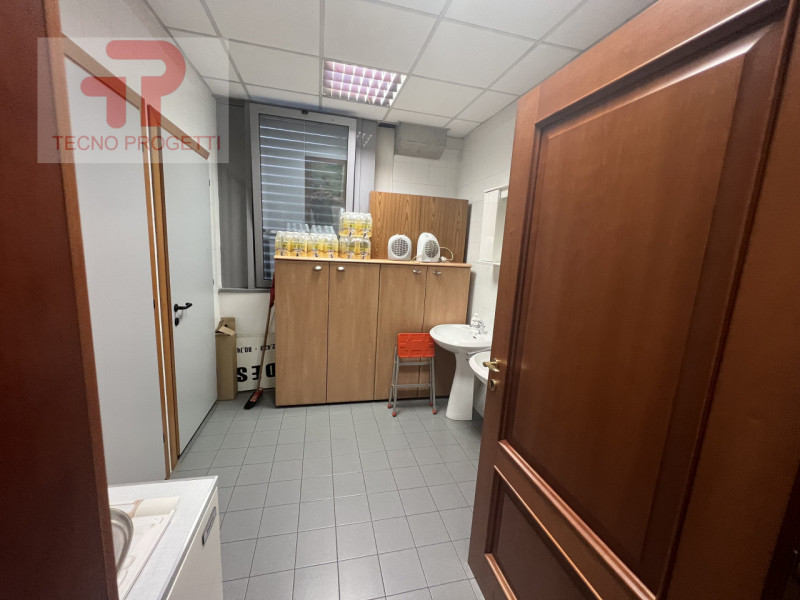 Proponiamo in vendita un elegante e luminoso ufficio di circa 164 mq, situato nella zona industri...