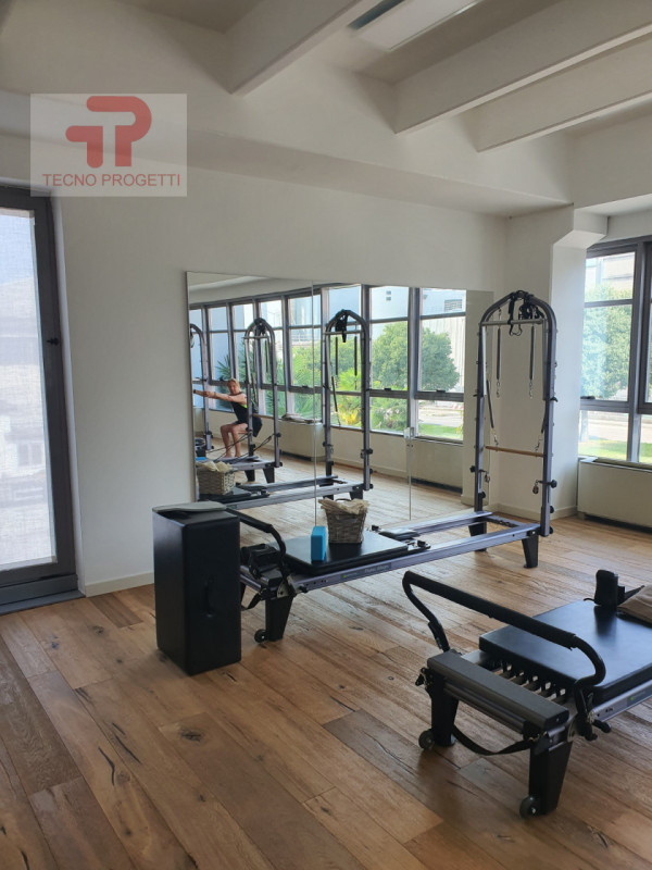 Proponiamo in vendita un elegante e luminoso ufficio di circa 164 mq, situato nella zona industri...