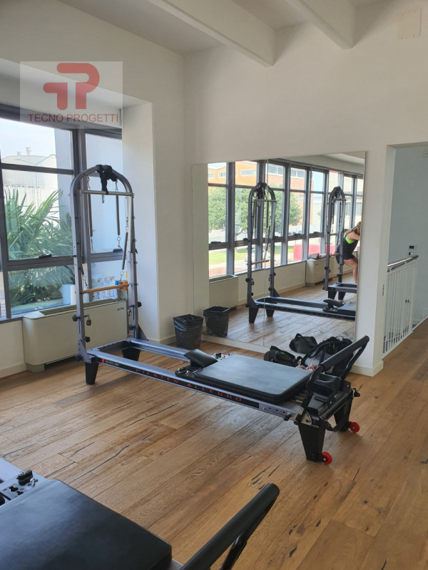 Proponiamo in vendita un elegante e luminoso ufficio di circa 164 mq, situato nella zona industri...