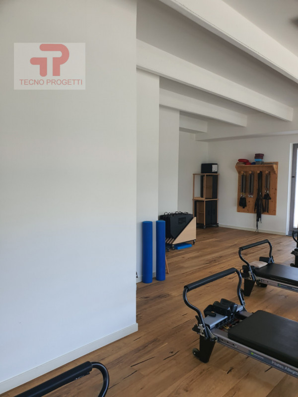 Proponiamo in vendita un elegante e luminoso ufficio di circa 164 mq, situato nella zona industri...