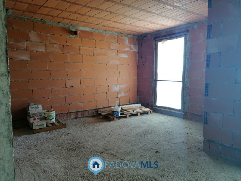 Immobile in esclusiva al Gruppo Padova MLS

CODEVIGO - Loc. ROSARA. 

Inserita su lotto di ca. 1....