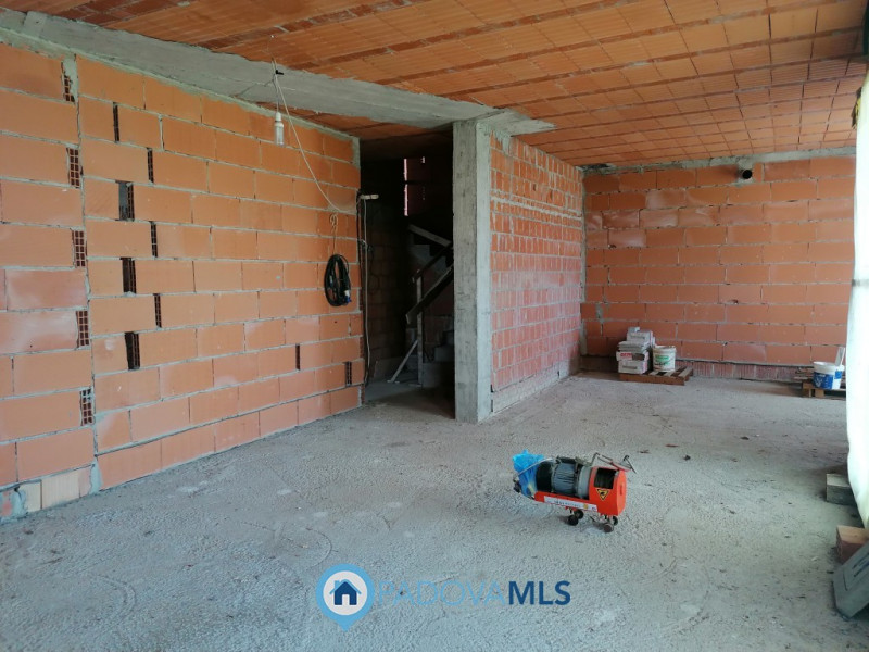 Immobile in esclusiva al Gruppo Padova MLS

CODEVIGO - Loc. ROSARA. 

Inserita su lotto di ca. 1....