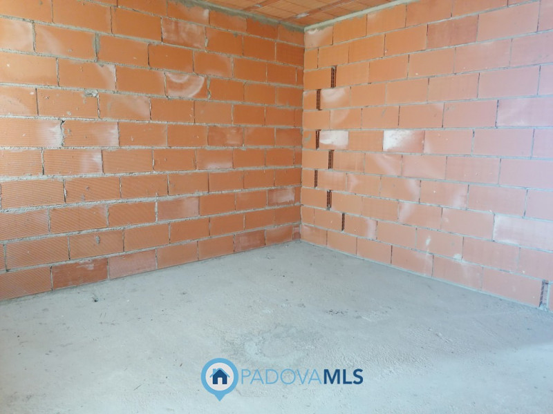 Immobile in esclusiva al Gruppo Padova MLS

CODEVIGO - Loc. ROSARA. 

Inserita su lotto di ca. 1....