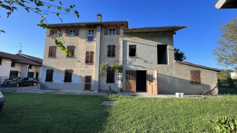 Zona Prati - In tranquillo e piacevole contesto residenziale, comodo ai principali servizi ed al ...