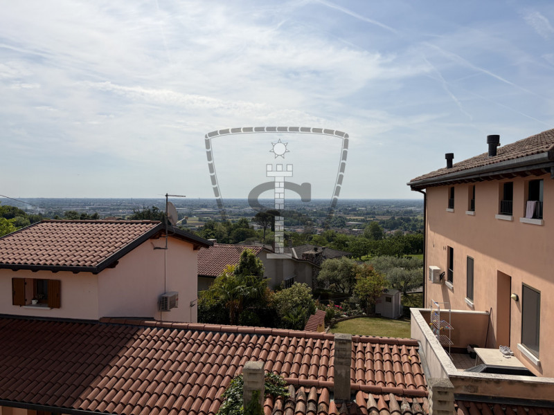 Proponiamo in affitto un bilocale con vista panoramica nel centro di Pianezze!
L'appartamento si ...