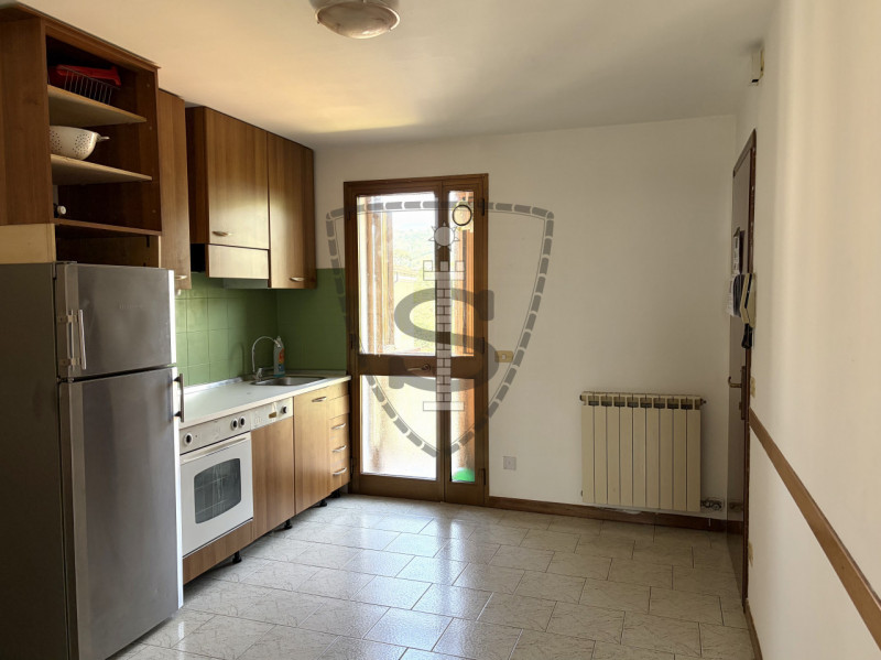 Proponiamo in affitto un bilocale con vista panoramica nel centro di Pianezze!
L'appartamento si ...