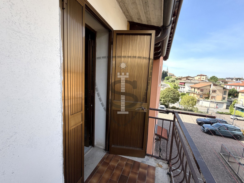 Proponiamo in affitto un bilocale con vista panoramica nel centro di Pianezze!
L'appartamento si ...
