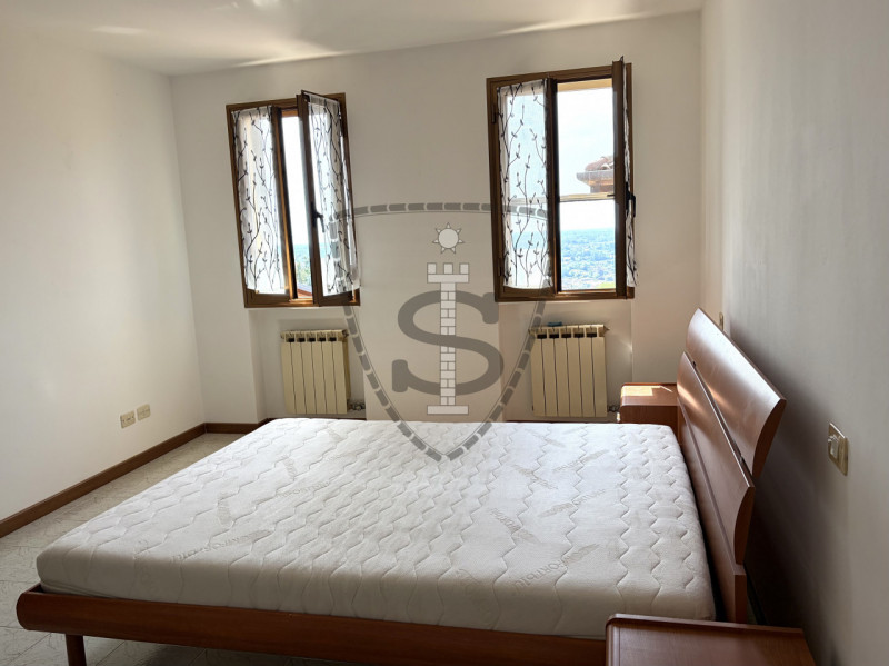 Proponiamo in affitto un bilocale con vista panoramica nel centro di Pianezze!
L'appartamento si ...