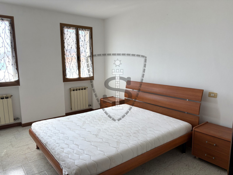 Proponiamo in affitto un bilocale con vista panoramica nel centro di Pianezze!
L'appartamento si ...