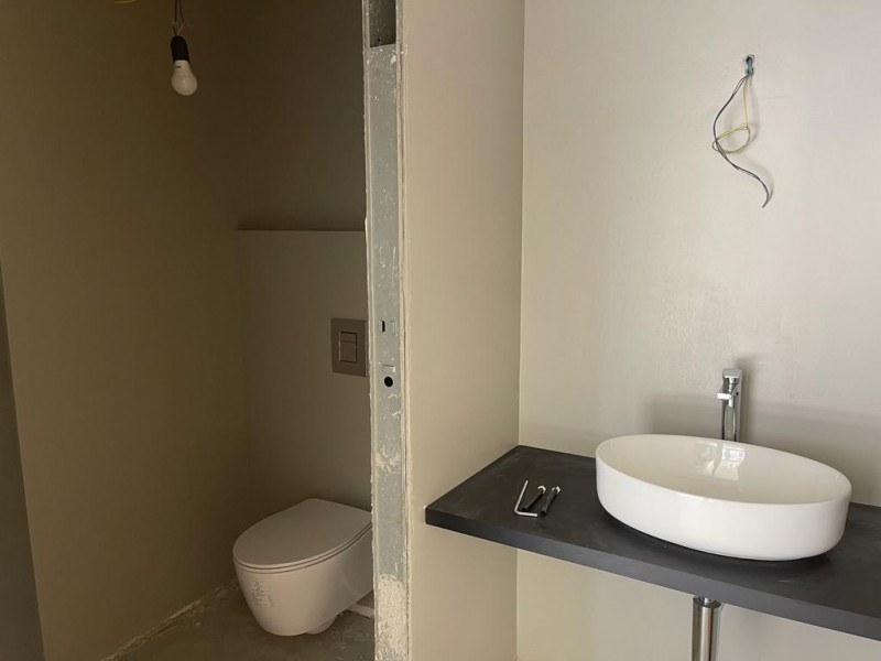 Abano Terme, in zona centrale e di forte passaggio, affittasi luminoso negozio con ampio parchegg...