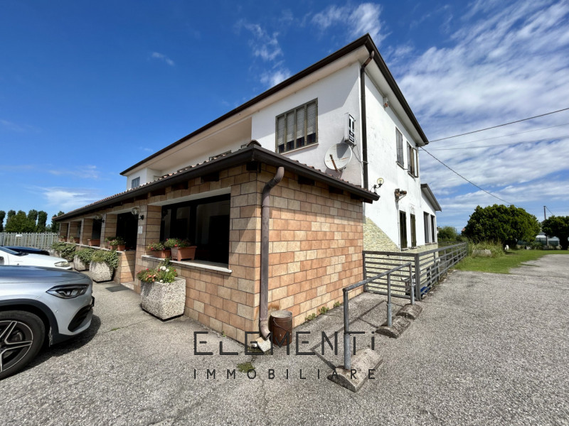 MONTAGNANA, Centro: in posizione strategica alle porte della città di Montagnana, si trova questo...