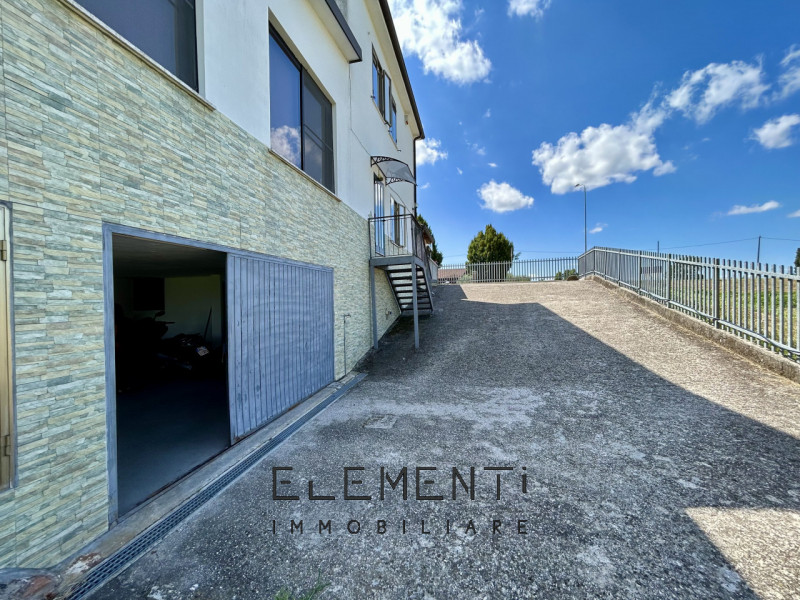 MONTAGNANA, Centro: in posizione strategica alle porte della città di Montagnana, si trova questo...