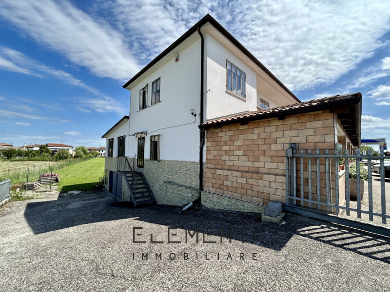 MONTAGNANA, Centro: in posizione strategica alle porte della città di Montagnana, si trova questo...