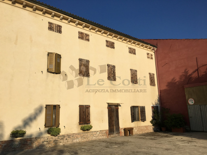 Questa importante proprietà in vendita è composta da una casa padronale suddivisa in due unità ab...