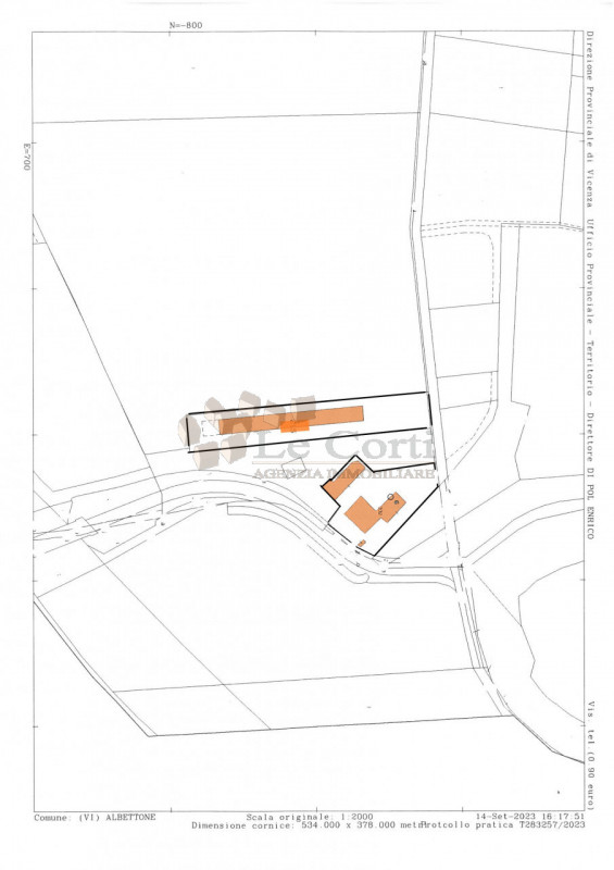 Questa importante proprietà in vendita è composta da una casa padronale suddivisa in due unità ab...