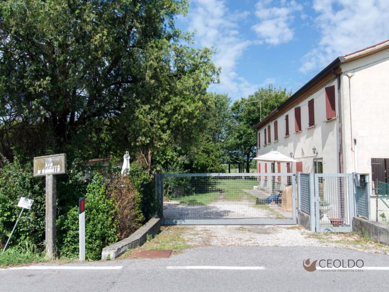 Vigonza: località Barbariga, proponiamo porzione di bifamiliare su lotto di c.a. 1200 mq, divisa ...