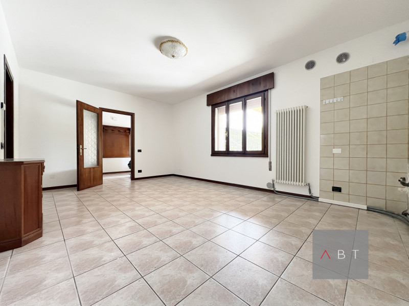 Appartamento situato al piano terra con ingresso indipendente e composto di: ingresso, soggiorno ...