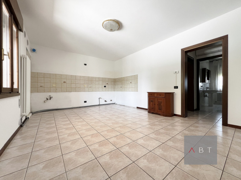 Appartamento situato al piano terra con ingresso indipendente e composto di: ingresso, soggiorno ...