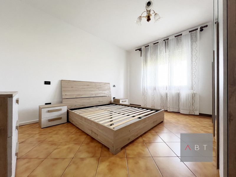 Appartamento situato al piano terra con ingresso indipendente e composto di: ingresso, soggiorno ...