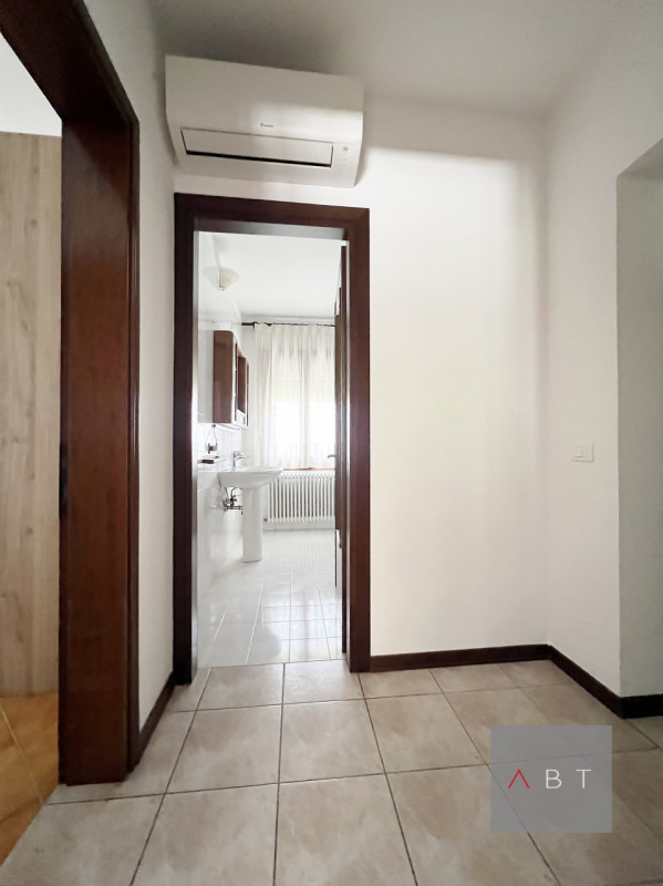 Appartamento situato al piano terra con ingresso indipendente e composto di: ingresso, soggiorno ...