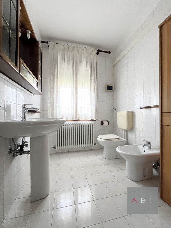 Appartamento situato al piano terra con ingresso indipendente e composto di: ingresso, soggiorno ...