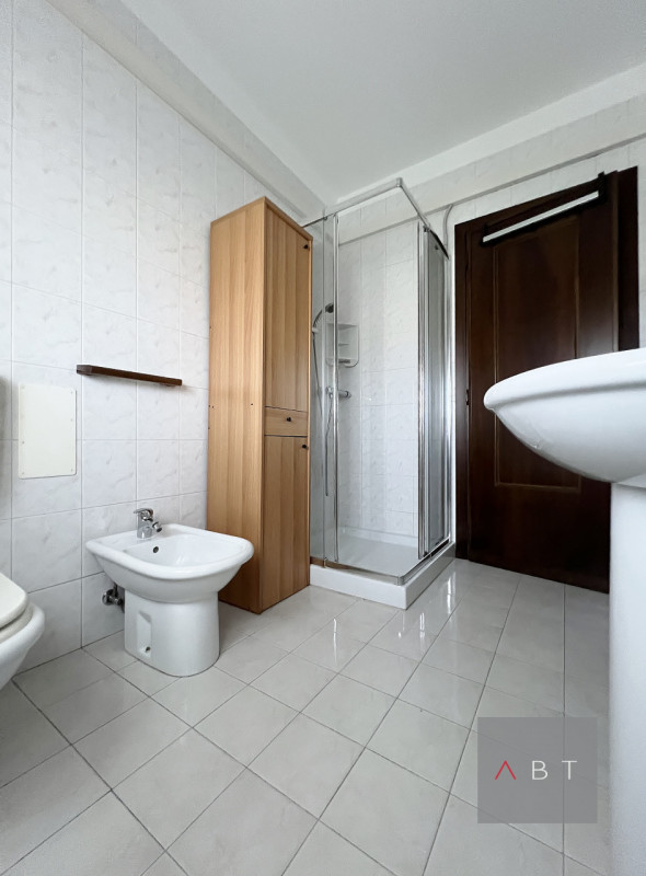 Appartamento situato al piano terra con ingresso indipendente e composto di: ingresso, soggiorno ...