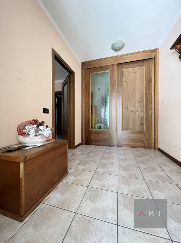 Appartamento situato al piano terra con ingresso indipendente e composto di: ingresso, soggiorno ...
