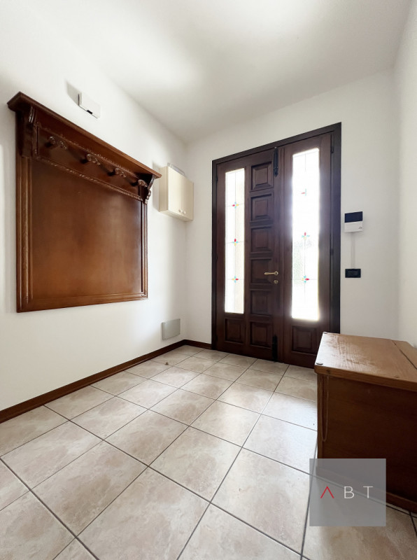 Appartamento situato al piano terra con ingresso indipendente e composto di: ingresso, soggiorno ...