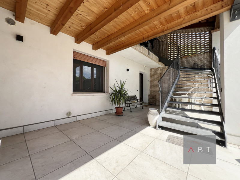 Appartamento situato al piano terra con ingresso indipendente e composto di: ingresso, soggiorno ...