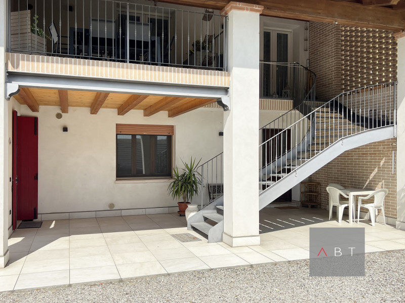Appartamento situato al piano terra con ingresso indipendente e composto di: ingresso, soggiorno ...