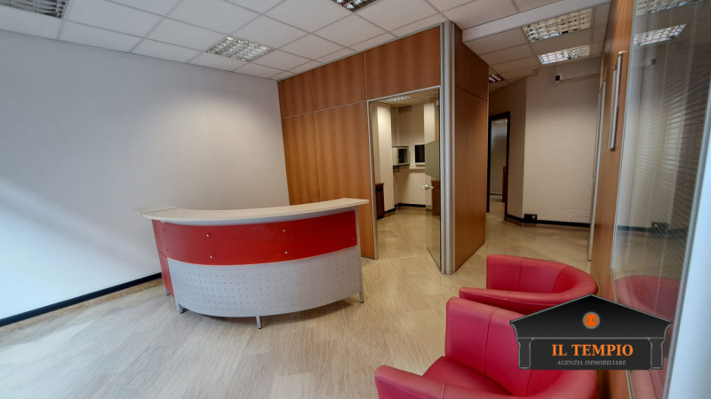 VICENZA -ISTITUTO ROSSI: in zona di forte passaggio e ben visibile, servita da scuole, supermerca...