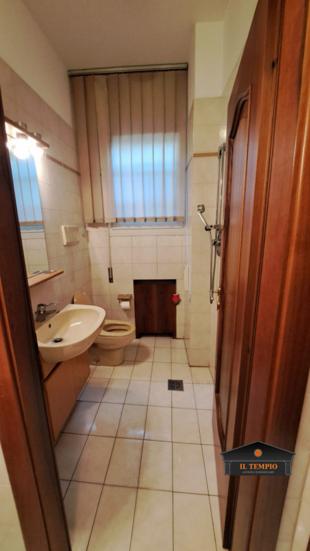 VICENZA -ISTITUTO ROSSI: in zona di forte passaggio e ben visibile, servita da scuole, supermerca...